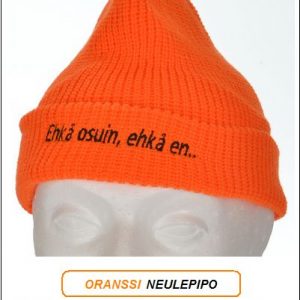 Direktiivi pipo, Oranssi neulepipo - Akryyli, "Ehkä osuin, ehkä en.." brodeeraus